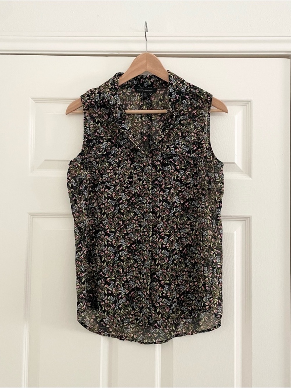 Banana Republic black floral sleeveless blouse, XS